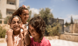 Tre glada flickor i Irbid, Jordanien. 