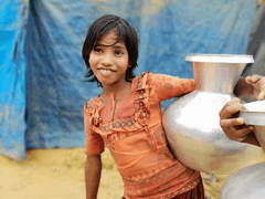 Rent vatten och sanitet är grundläggande för människors välmående. I världens största flyktingläger stödjer Radiohjälpen flera projekt som säkerställer just detta.