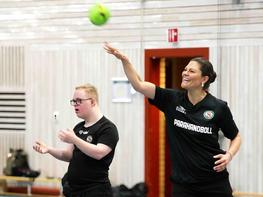 Kronprinsessan Victoria spelar parahandboll i Örebro. FOTO: Radiohjälpen.